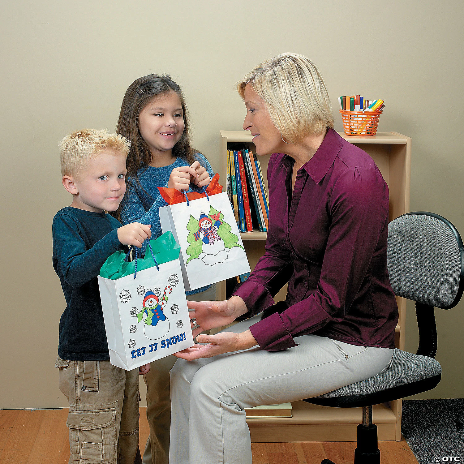 Budget ๐งจ 7 1/2" x 9" Color Your Own Medium Snowman Paper Gift Bags - 12 Pc. ๐ฏ 2 Budget ๐งจ 7 1/2" x 9" Color Your Own Medium Snowman Paper Gift Bags - 12 Pc. ๐ฏ - Image 2